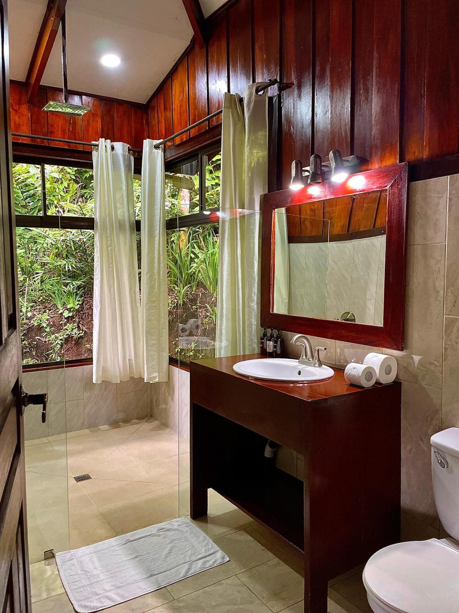 Heliconias Rainforest Lodge บิฆากัว ภายนอก รูปภาพ